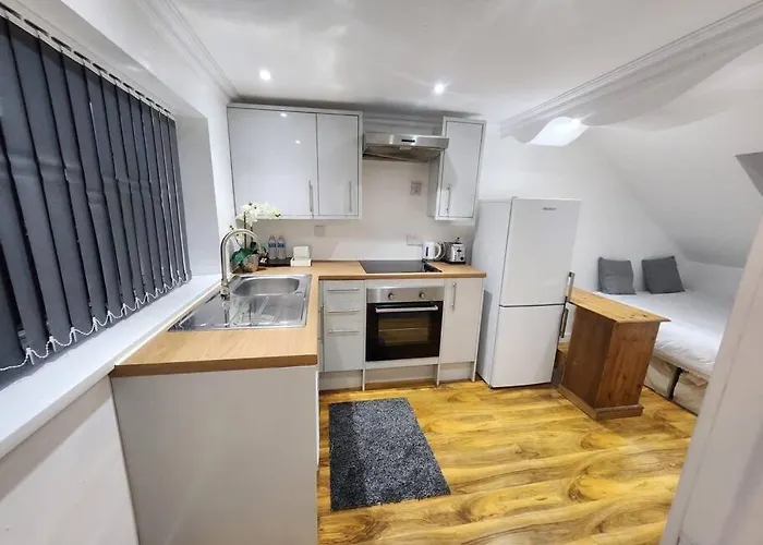 Bright And Cosy Loft Converted Studio Apartment!